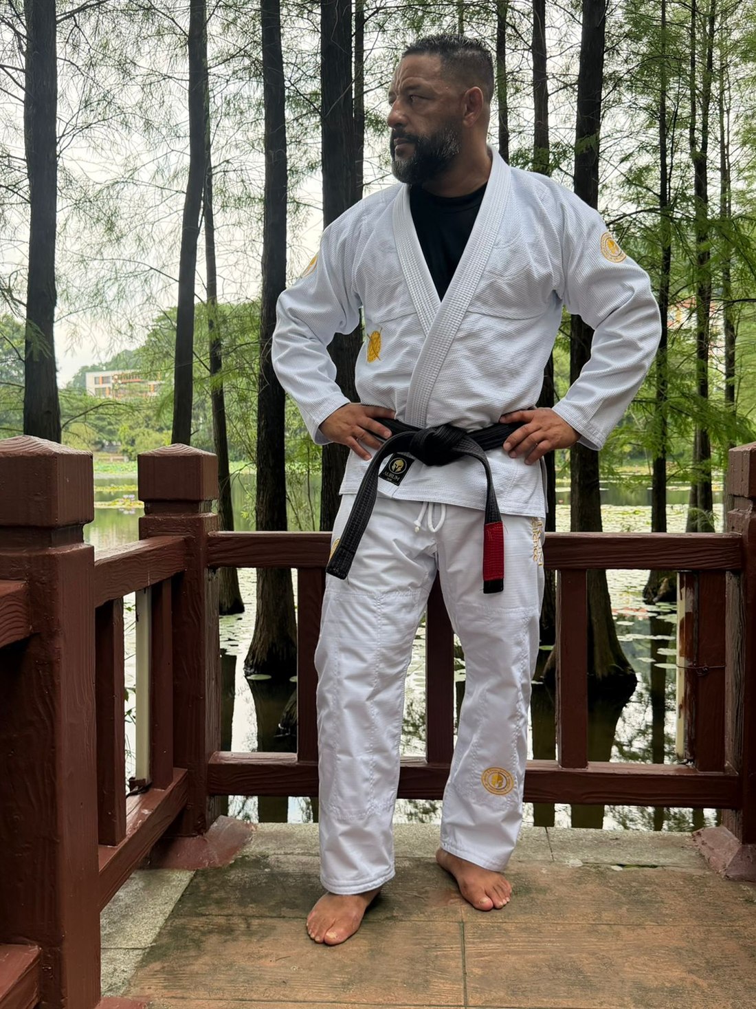 Kimono AURUM Excellence branco — atleta vestindo