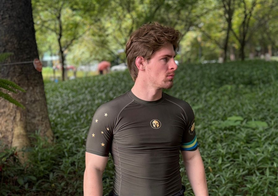 Rashguard AURUM Orgulho Brasileiro — vestida