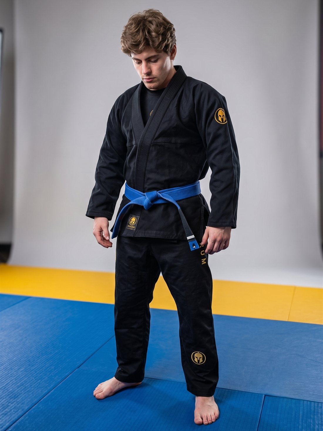 Kimono AURUM Origins preto — atleta vestindo