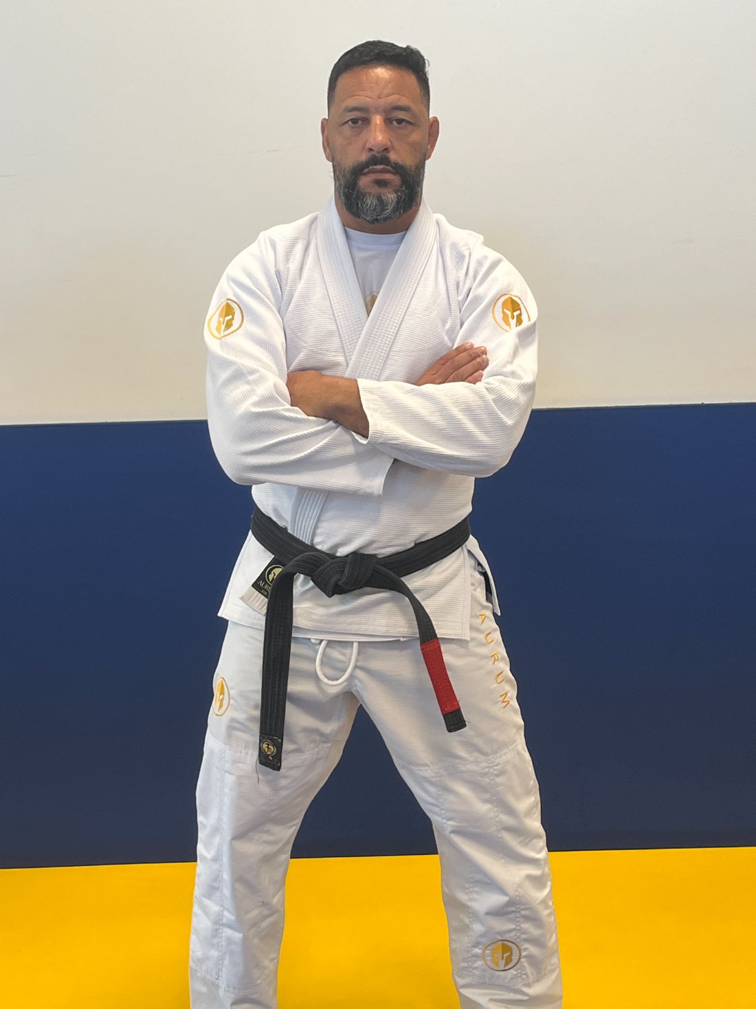 Kimono AURUM Origins branco — atleta vestindo