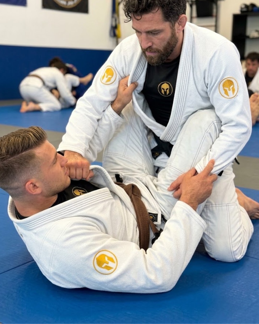Kimono AURUM Origins branco — no tatame, treino em dupla