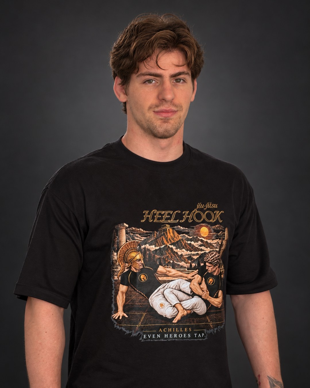 Camiseta Oversize AURUM Even Heroes Tap — Aquiles, vestida de lado